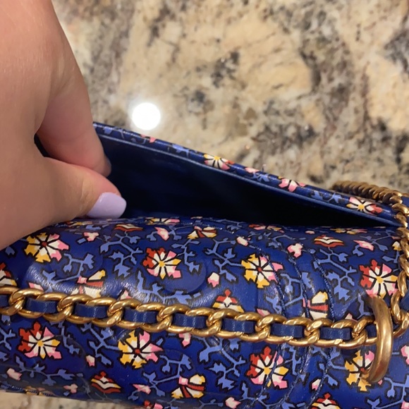 Tory Burch Fleming Convertible Shoulder Bag - Picture 4 of 10